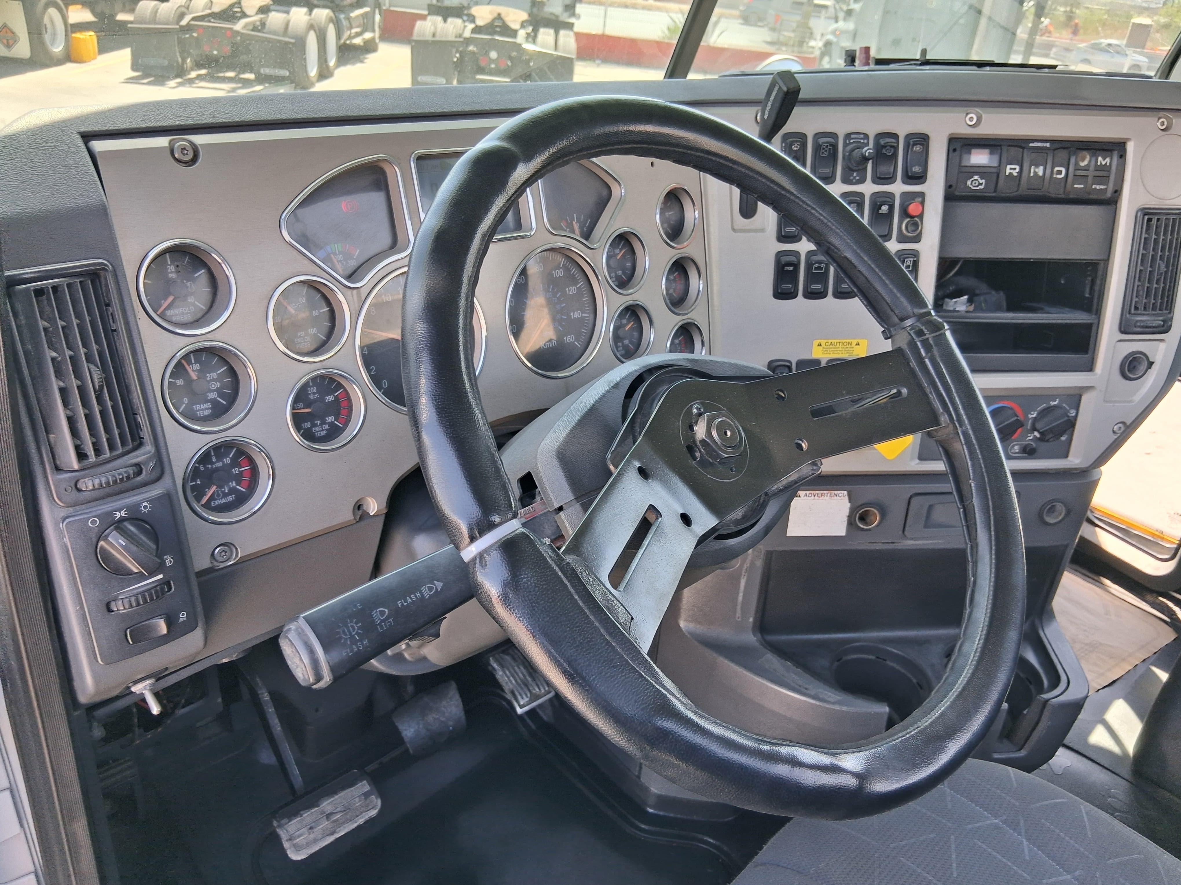 Mack CXU 613 Daycab